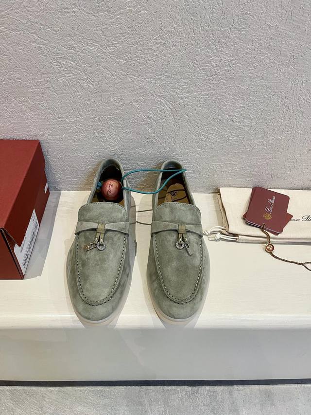 Lp经典乐福鞋，舒适休闲的软皮平地鞋，采用柔软的无衬里绒面皮革制作，浅色橡胶鞋底，是loro Piana鞋履共有的休闲特色，鞋面前部饰带，配以my Charms
